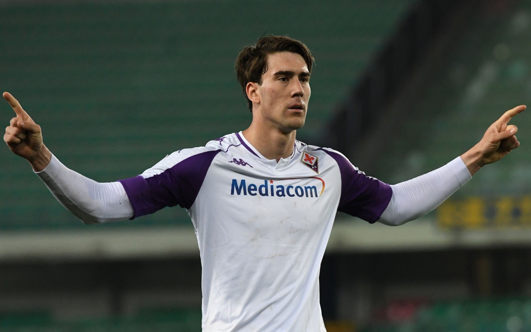 VERONA, ITALY - APRIL 20: Dusan Vlahovic of ACF Fiorentina celebrates after scoring their team's first goal from the penalty spot during the Serie A match between Hellas Verona FC and ACF Fiorentina at Stadio Marcantonio Bentegodi on April 20, 2021 in Verona, Italy.
