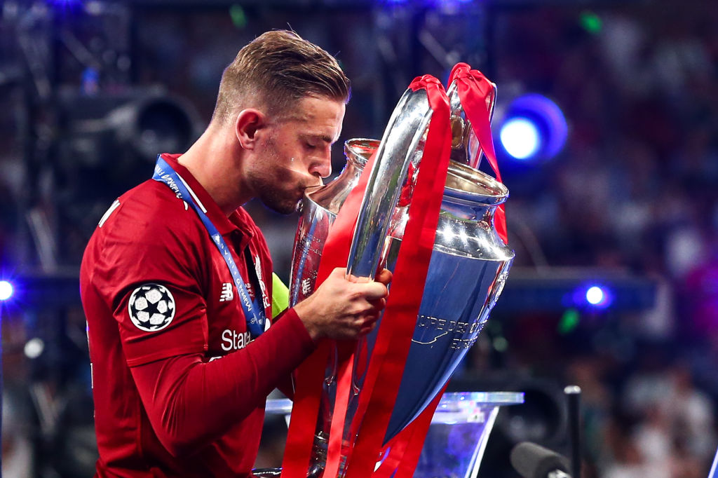 MADRID, SPAIN - JUNE 01 : Jordan Henderson of Liverpool kisses the UEFA Champions League trophy during the UEFA Champions League Final between Tottenham Hotspur and Liverpool at Estadio Wanda Metropolitano on June 1, 2019 in Madrid, Spain. (Photo by Robbie Jay Barratt - AMA/Getty Images)