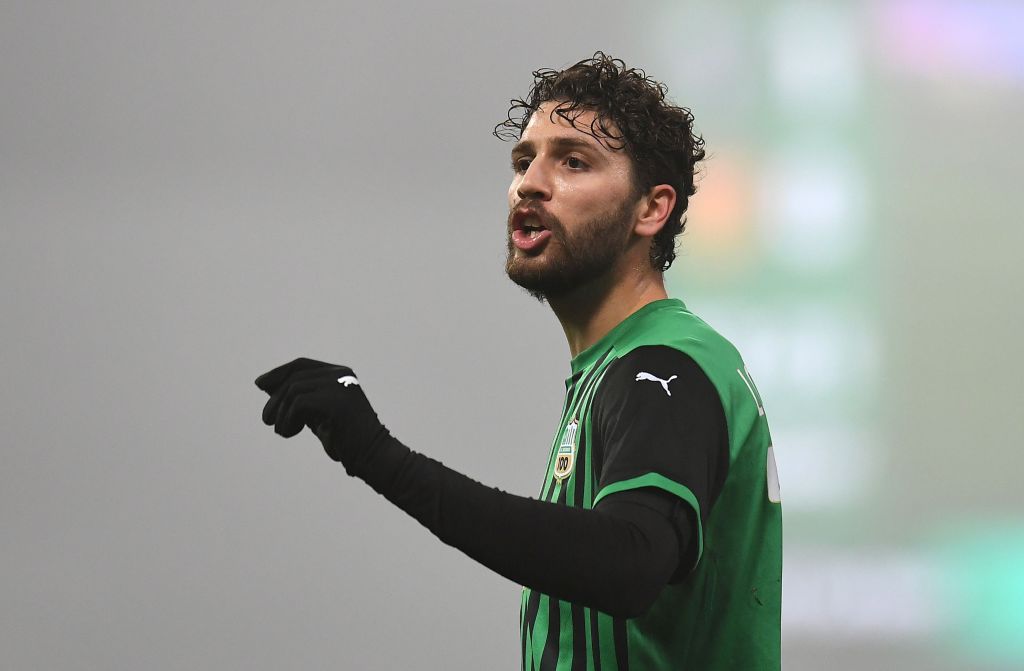 REGGIO NELL'EMILIA, ITALY - DECEMBER 11: Manuel Locatelli of US Sassuolo gestures during the Serie A match between US Sassuolo and Benevento Calcio at Mapei Stadium - Città del Tricolore on December 11, 2020 in Reggio nell'Emilia, Italy. (Photo by Alessandro Sabattini/Getty Images)
