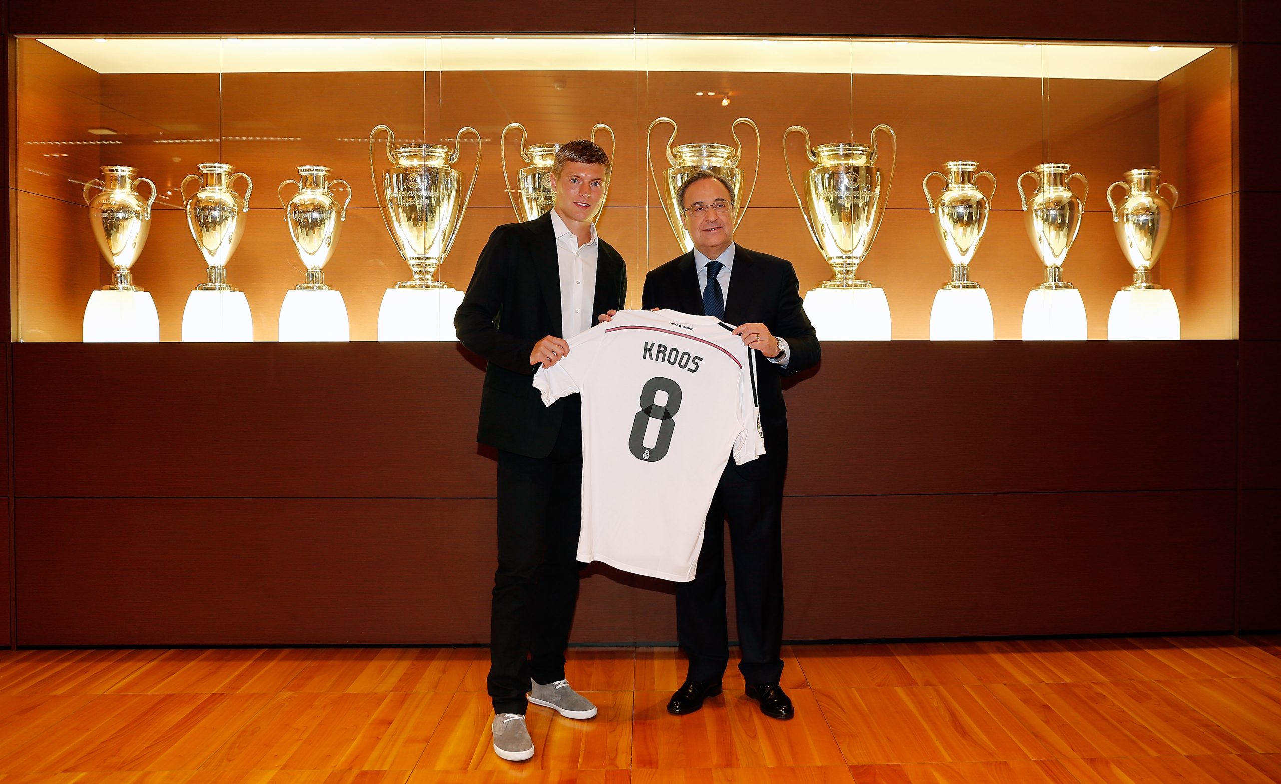 MADRID, SPAIN - JULY 17: President of Real Madrid Florentino Perez (R) pose with Toni Kroos during his official unveiling as a new Real Madrid player at Estadio Santiago Bernabeu on July 17, 2014 in Madrid, Spain.