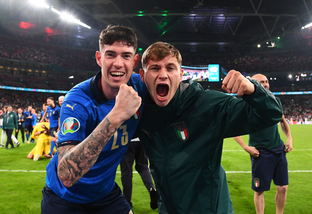 LONDON, ENGLAND - JULY 11: Alessandro Bastoni of Italy and Nicolo Barella of Italy celebrate following their team's victory in the UEFA Euro 2020 Championship Final between Italy and England at Wembley Stadium on July 11, 2021 in London, England. (Photo by Claudio Villa/Getty Images)
