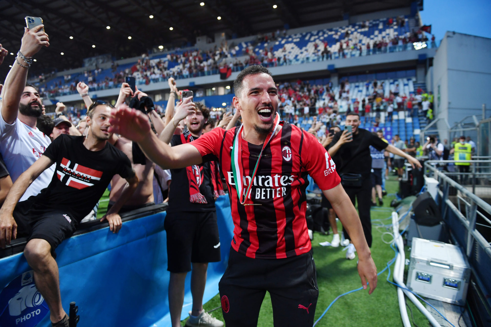 REGGIO NELL'EMILIA, ITALY - MAY 22: Ismael Bennacer of AC Milan celebrate after their side finished the season as Serie A champions during the Serie A match between US Sassuolo and AC Milan at Mapei Stadium - Citta' del Tricolore on May 22, 2022 in Reggio nell'Emilia, Italy. (Photo by Chris Ricco/Getty Images)
