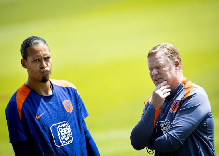 WOLFSBURG - Virgil van Dijk and national coach Ronald Koeman during a training session of the Dutch national team, Natio