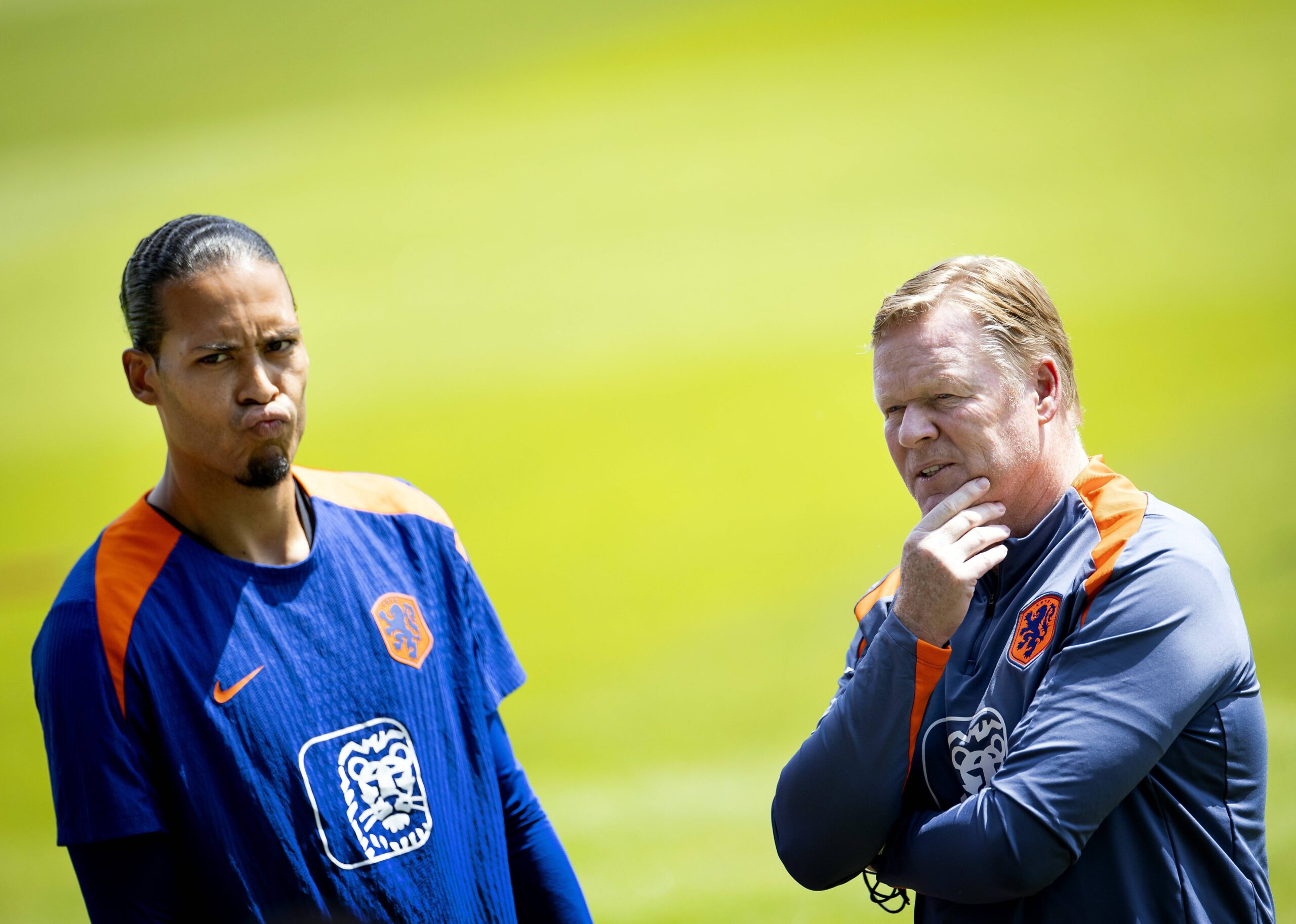 WOLFSBURG - Virgil van Dijk and national coach Ronald Koeman during a training session of the Dutch national team, Natio
