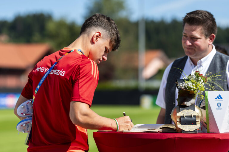 Milos Kerkez (11, Ungarn) traegt sich in das goldene Buch der Stadt ein GER, Training, Ungarische Nationalmannschaft, Fu