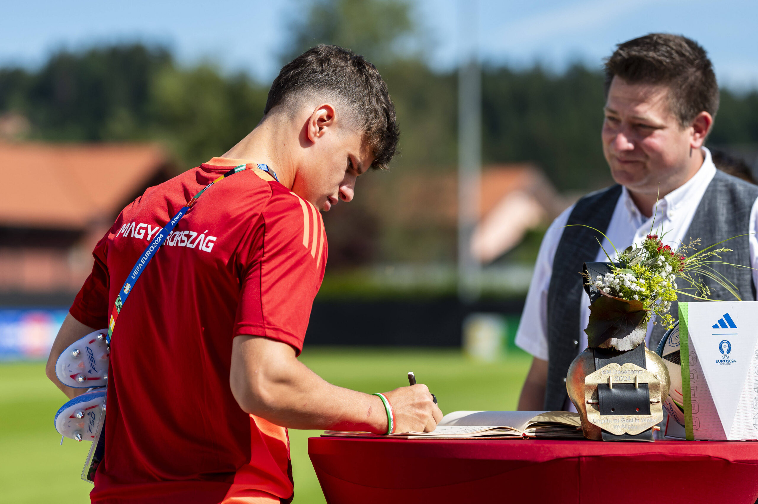 Milos Kerkez (11, Ungarn) traegt sich in das goldene Buch der Stadt ein GER, Training, Ungarische Nationalmannschaft, Fu