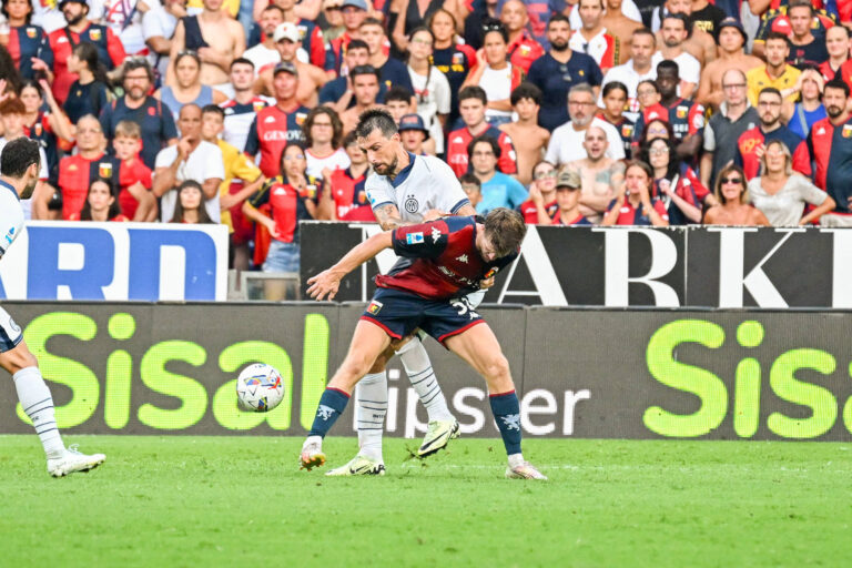 Genoa& x2019;s Morten Frendrup fights for the ball with Inter& x2019;s Francesco Acerbi during the Serie A soccer match