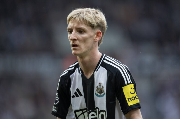 Newcastle United FC v Tottenham Hotspur FC - Premier League NEWCASTLE UPON TYNE, ENGLAND - SEPTEMBER 1: Anthony Gordon o