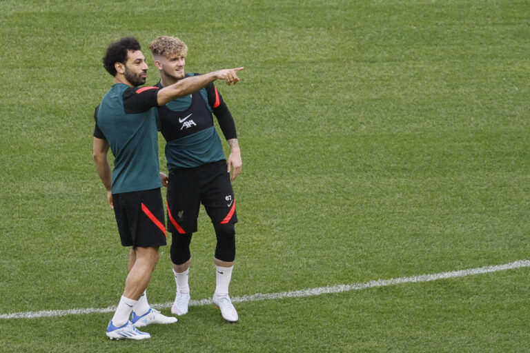 Liverpool s striker Mohamed Salah (L) and midfielder Harvey Elliot (R) take part in a training session held at Saint-Den