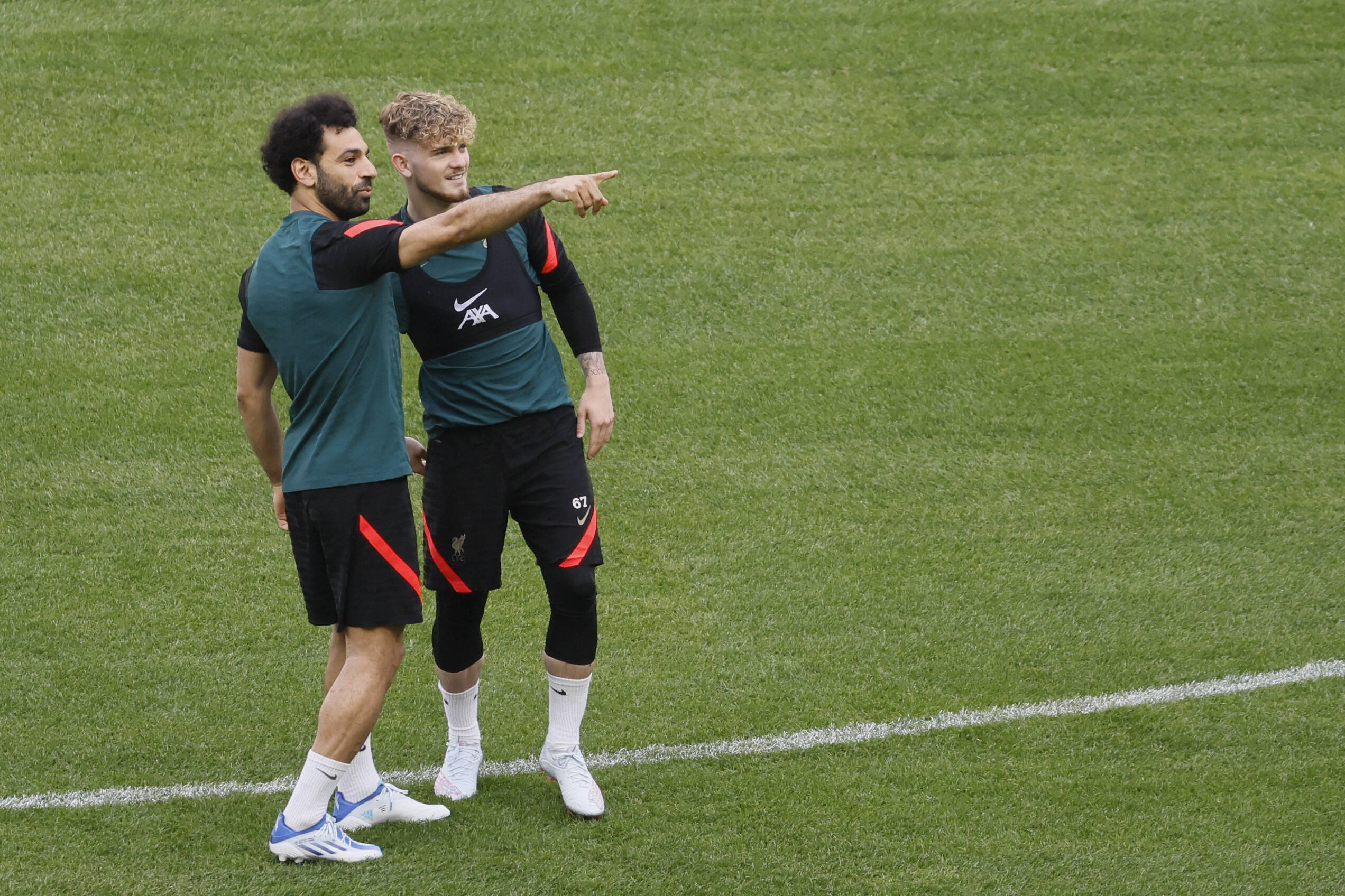 Liverpool s striker Mohamed Salah (L) and midfielder Harvey Elliot (R) take part in a training session held at Saint-Den