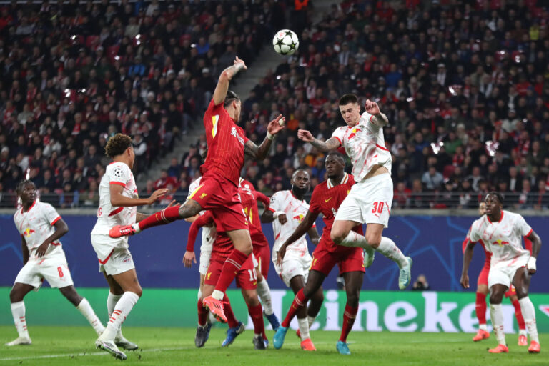 UEFA Champions League: RB Leipzig vs. FC Liverpool, 23.10.24 Darwin Nunez (9, FC Liverpool) und Benjamin Sesko (30, RB L