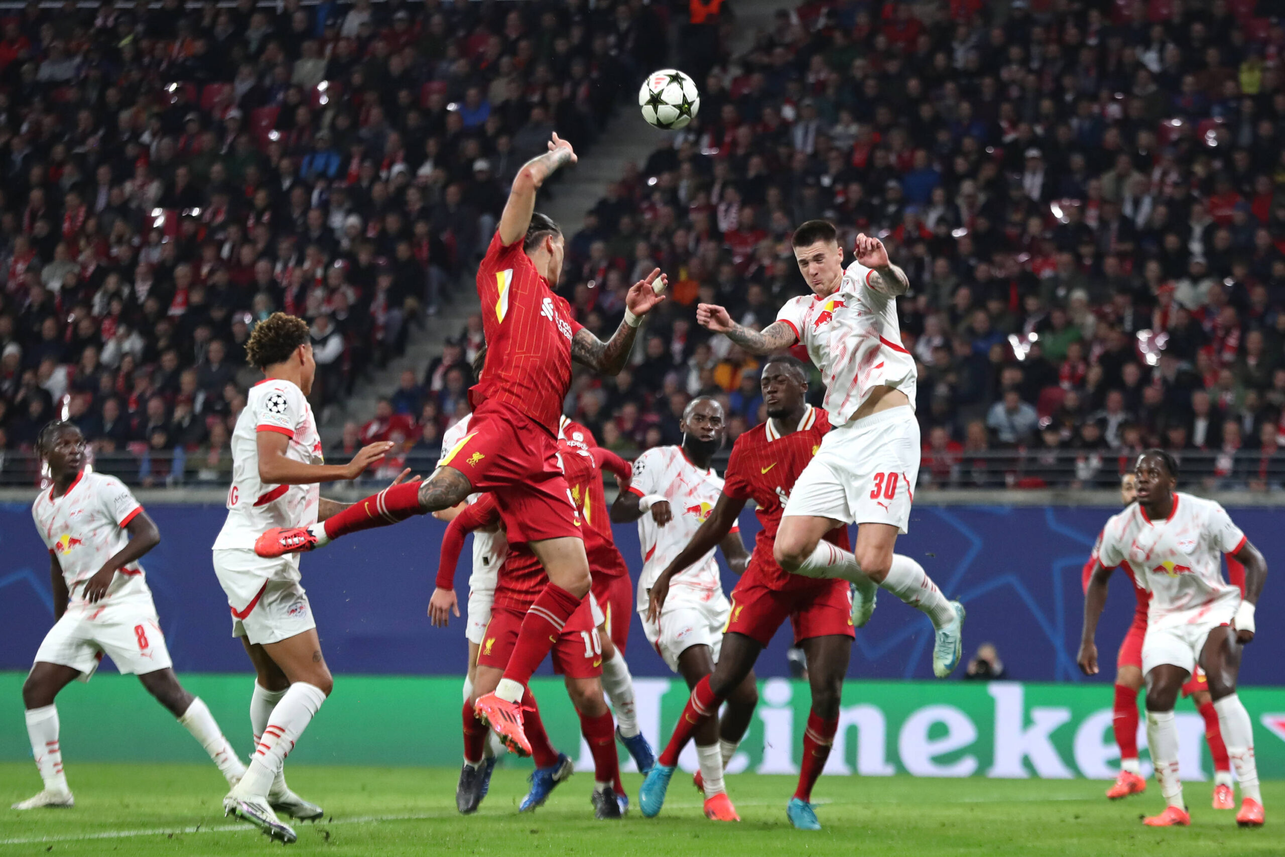 UEFA Champions League: RB Leipzig vs. FC Liverpool, 23.10.24 Darwin Nunez (9, FC Liverpool) und Benjamin Sesko (30, RB L