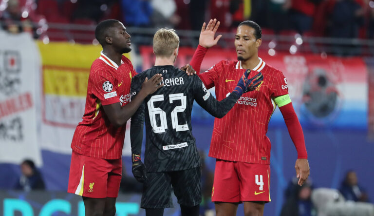 Ibrahima Konate, Torwart Caoimhin Kelleher, Virgil van Dijk jubelt nach Spielende 0:1 Sieg / Freude / Emotion / Jubel /