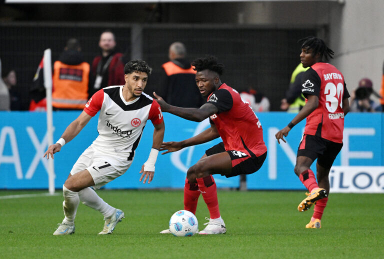 v.li., Omar Marmoush (Eintracht Frankfurt), Edmond Tapsoba (Bayer 04 Leverkusen), Jeremie Frimpong (Bayer 04 Leverkusen)